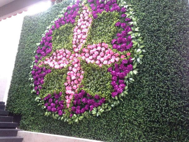 Muro de flores artificiales