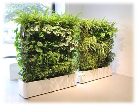 Jardineras de fibra de vidrio con pared verde de plantas artificiales