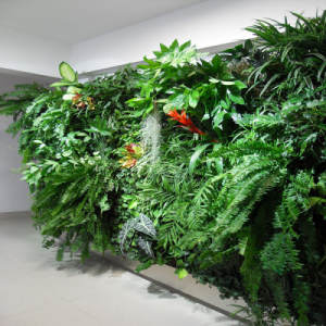 plantas artificiales y muros verdes